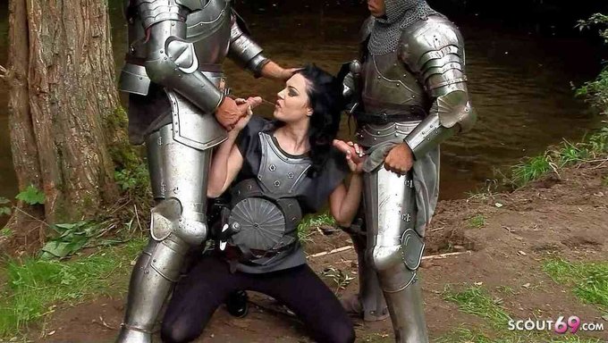 L'Adolescente Petra Se Fait Double Pénétrer Dans Un Trio Cosplay
