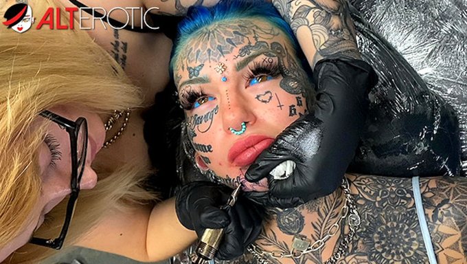 Une Pornstar Incroyable Avec De Gros Seins Naturels Se Fait Tatouer Par Un Nouveau Mec