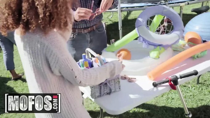 Mofo A De La Chance Avec Cecilia Lion Dans Une Vidéo De Patrouille