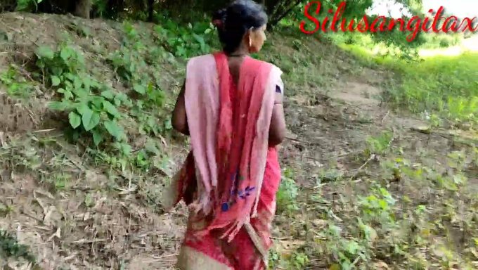 Une Caméra Cachée Capture La Sodomie En Plein Air D'Une Bhabhi Indienne En Public
