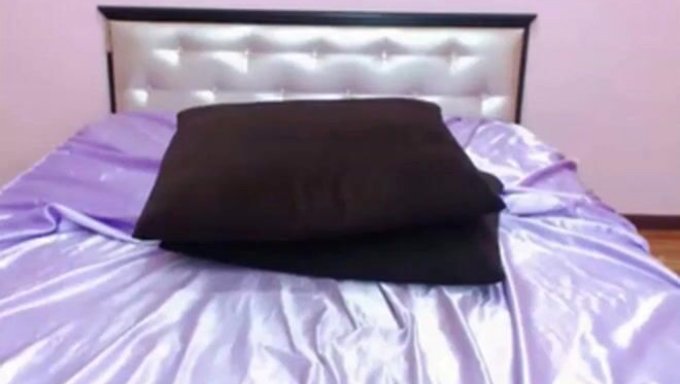 Une Asiatique Amateur Se Masturbe Devant Sa Webcam