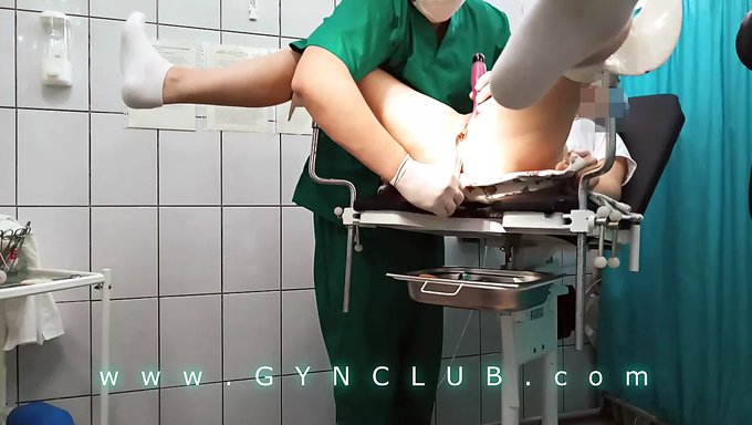 Le Médecin Utilise Un Vibromasseur Et Du Bondage Pour Provoquer L'Orgasme