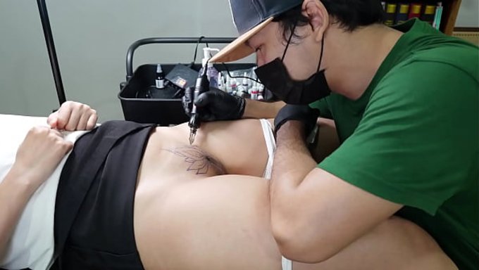 Le Client Trop Mignon Fond Pour Le Tatoueur Avant De Se Faire Remplir Bien Profond.