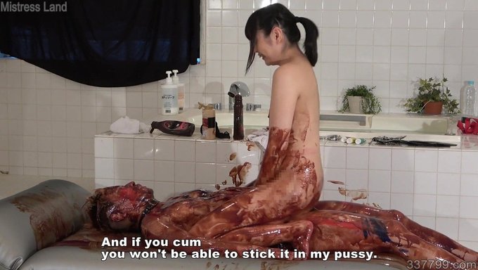Le Facesitting D'Une Femdom Asiatique Et La Sauce Au Chocolat S'Amusent