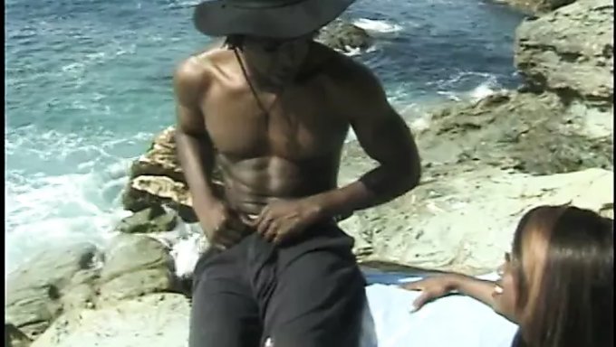 Trois Filles Noires Profitent D'Un Trio Au Bord De La Plage