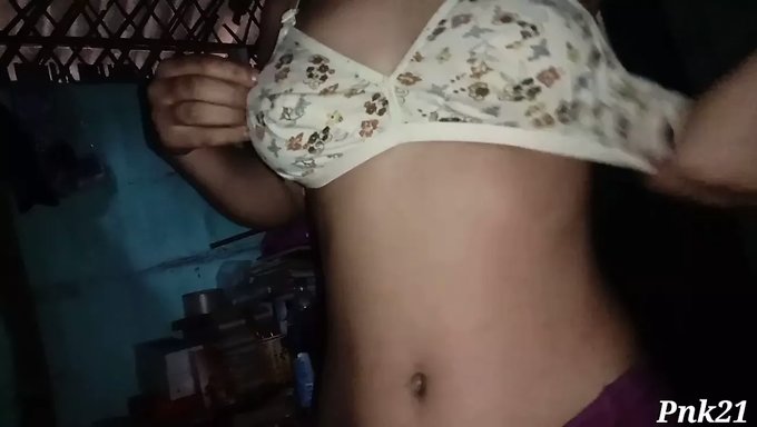 Une Adolescente Maigre Avec De Gros Mamelons Et De Petits Seins Devient Coquine