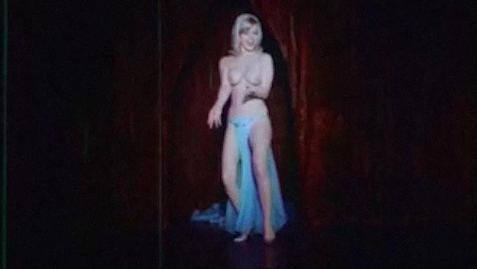 Vidéo Vintage D'Une Danse Topless Séduisante Mettant L'Accent Sur Les Seins Agités