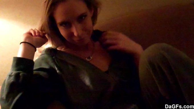 Une Fille Amateur Se Déshabille Et Expose Sa Zone Intime
