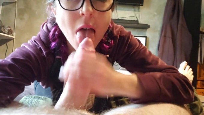 Un Pénis Non Circoncis Prend Du Plaisir Oral Et Joue Avec Son Cul