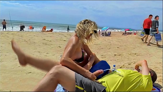 Une Milf Chelou M’a Caressée Et Fait Jouir En Public.