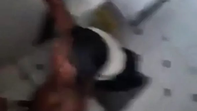 Un Jeune Homme Découvre Sa Partenaire Masculine En Faisant Une Fellation Dans Les Toilettes.
