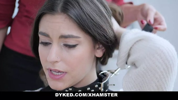 Jeune Lesbienne Soumise Au Contrôle Sensuel D'Une Femme Plus Âgée