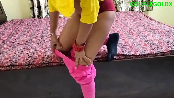 Bhabhi Bisexuelle Amateur Aime L'Éjaculation Orale Et Féminine De Couleur Jaune