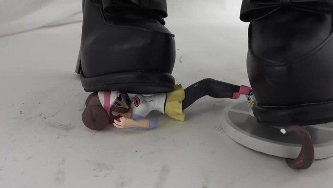 Vidéo De 60fps D'Une Poupée Se Faisant Percuter Par Une Voiture