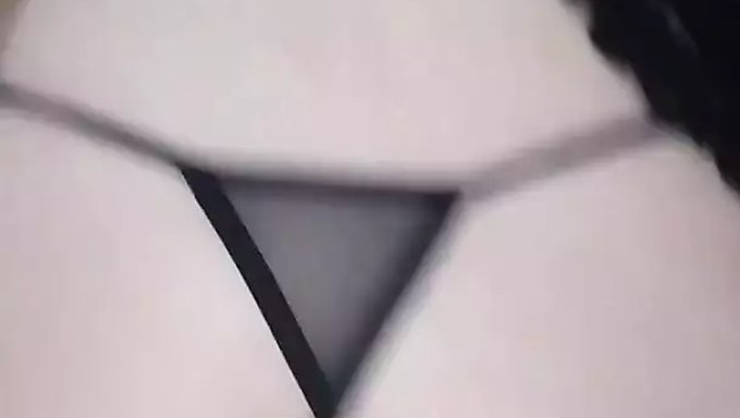 Une Femme Trompe Son Mari Tout En Lui Parlant, L'Impliquant Dans Sa Liaison.
