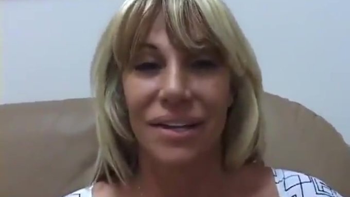 Milf À Gros Seins Joue Avec Elle-Même En Filets De Pêche