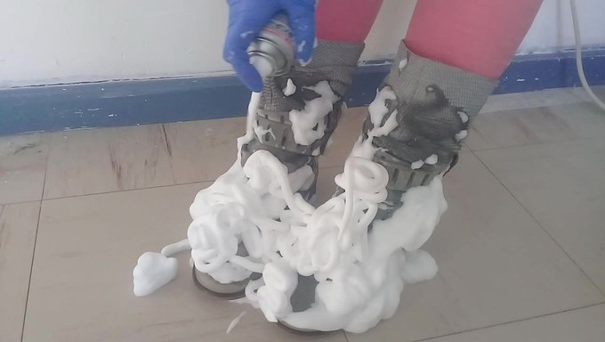 Rire Et Humiliation En Bottes Grises