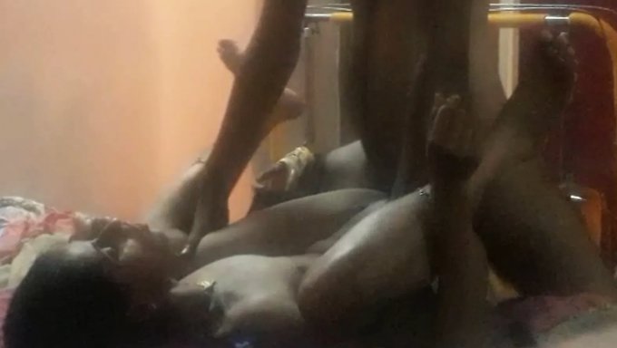 Vidéo Maison D'Une Jeune Petite Amie Indienne En Train De Baiser Avec Une Grosse Bite