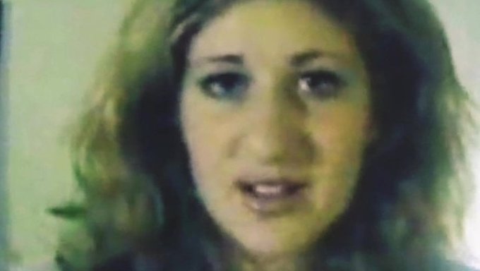 Regardez Keline De Cholantee Se Déshabiller Espièglement Pour Notre Plaisir