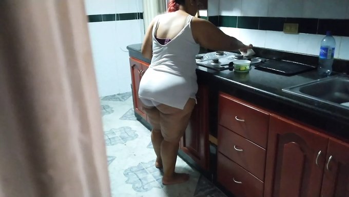 Je Prends Mon Pied En Regardant Une Maman Colombienne Nettoyer La Cuisine Dans Une Vidéo Pov