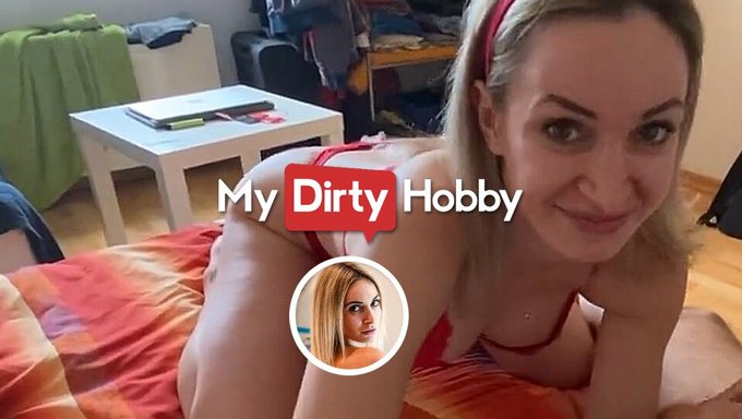 Une Jeune Femme Aux Seins Naturels Donne Un Footjob À Son Demi-Frère, Reçoit Une Éjaculation - Mydirtyhobby
