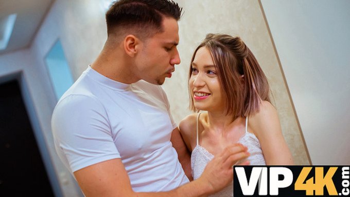 Le Demi-Frère Russe Se Fait Baiser La Chatte Serrée.