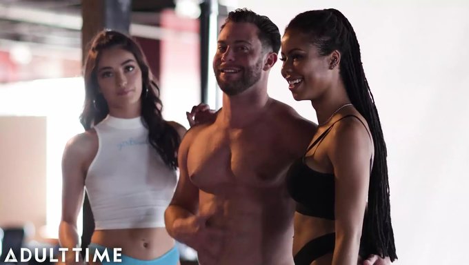 Plan À Trois Torride Avec Emily, Kira Et Seth, Avec Du Léchage De Chatte Intense.