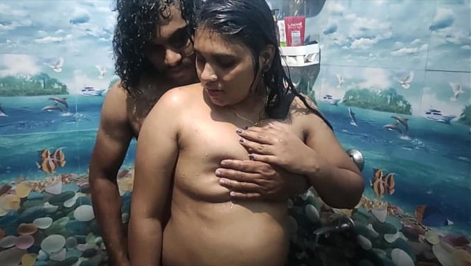 Les Cris De Vaishnavy Raj Et Sharun Raj Résonnent Dans La Salle De Bain.