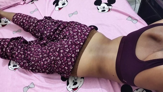 Une Étudiante Se Fait Baiser La Chatte Poilue Dans Une Chambre De Dortoir
