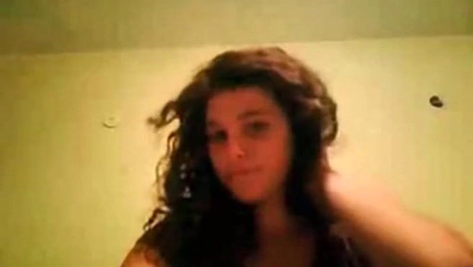 Une Charmante Brune Se Laisse Aller À Son Plaisir En Webcam