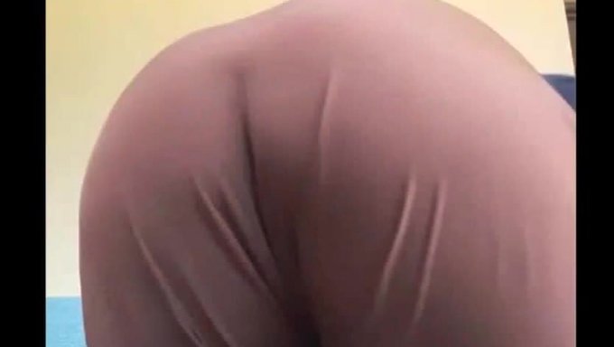 La Beauté Ébène Montre Son Gros Cul Rebondissant