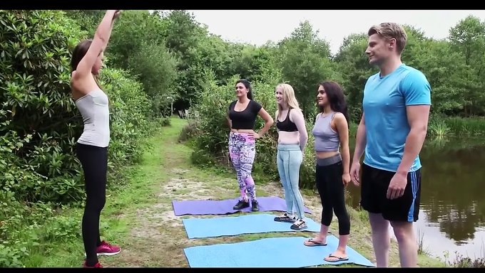 La Séance De Yoga En Plein Air Cfnm D'Un Couple Britannique Mène À L'Érection