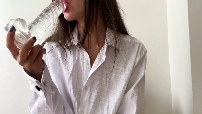 Un Jeune Homme Bisexuel Se Fait Plaisir Avec Un Gode Et Se Fait Une Fellation