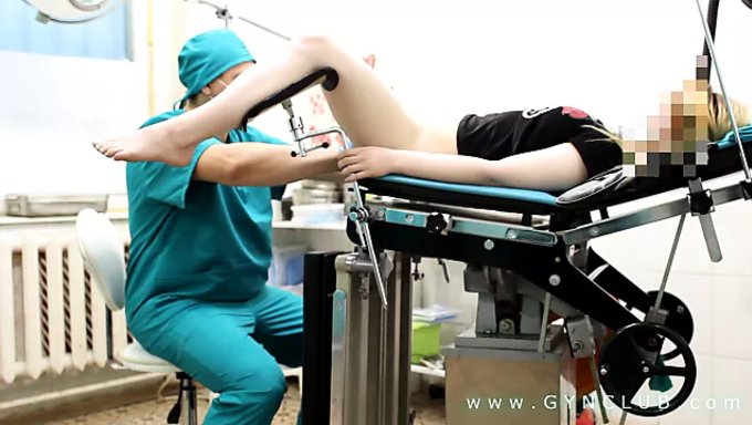 Une Blonde Aux Gros Seins Se Fait Passer Un Examen Bdsm Et Jouer Avec Des Jouets