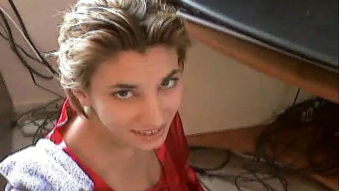 Une Jeune De 18 Ans Se Caresse Le Clito, Conduisant À Un Plaisir Mutuel