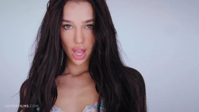 La Superbe Brune Kama Oxid Se Laisse Aller À Un Jeu Solo Devant La Caméra