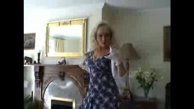 Nylons Britanniques: Une Expérience De Fellation Chaude