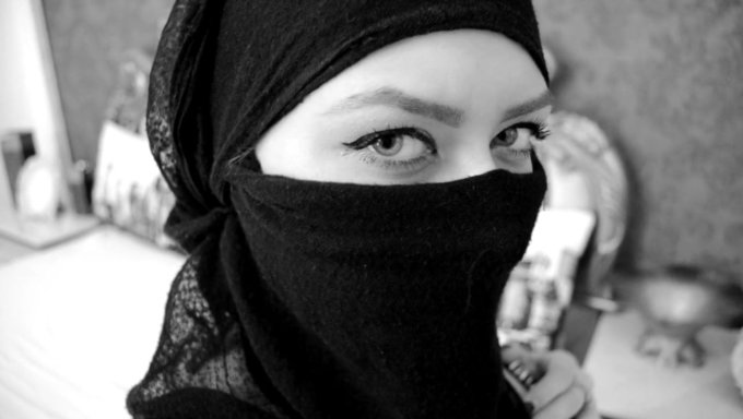 Une Maîtresse Arabe Humilie Sa Soumise Dans Une Vidéo Bdsm