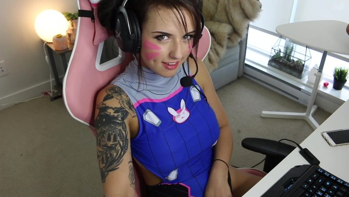 Une Dva Dodue S'Amuse Avec Un Hitachi Au Canada