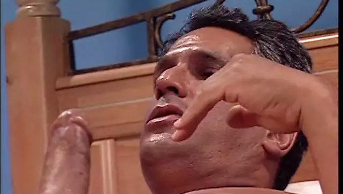 Brune Chaude Fait Une Fellation Et Se Fait Lécher La Chatte En Position 69