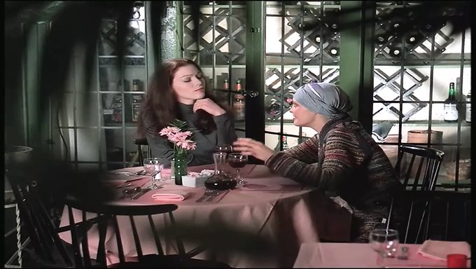 Le Choix De La Litière D'Annette Haven Dans Un Classique Rétro