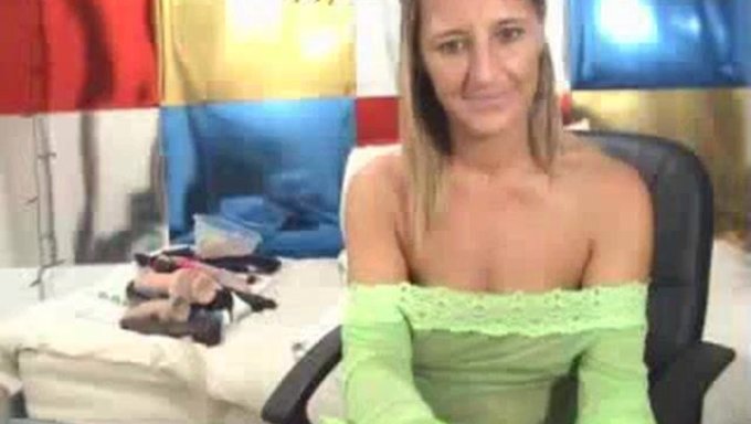 Regardez Une Milf Éjaculer Sur Webcam En Hd
