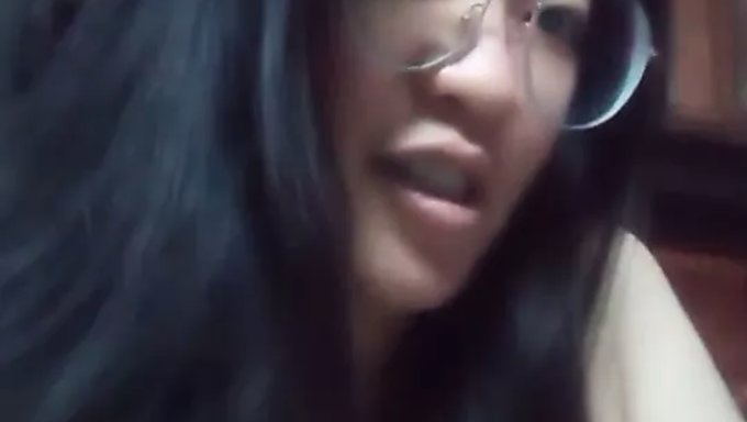 Une Thaïlandaise Amateur Exhibe Ses Gros Seins Et Sa Chatte À La Maison