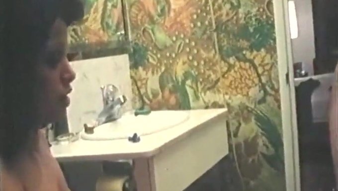 Cette Vidéo Porno Rétro Est Un Peu Hors Du Mur
