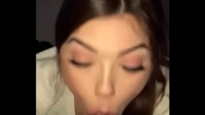 Plus De La Même Chose Avec Une Bombe Blonde Qui Fait Une Pipe