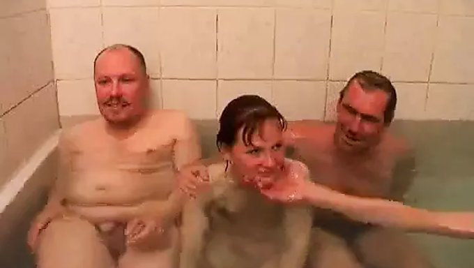 Une Superbe Nana Se Fait Baiser Dans La Baignoire
