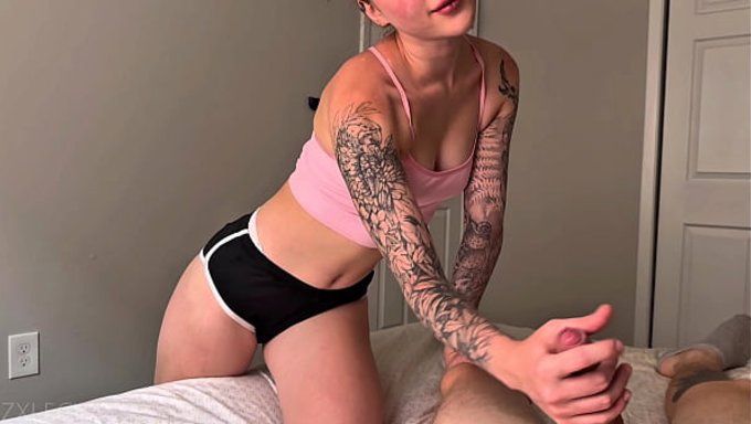 La Belle Demi-Sœur Mignonne A Demandé À L’emmener Jusqu’à L’orgasme Dans Une Session Privée.