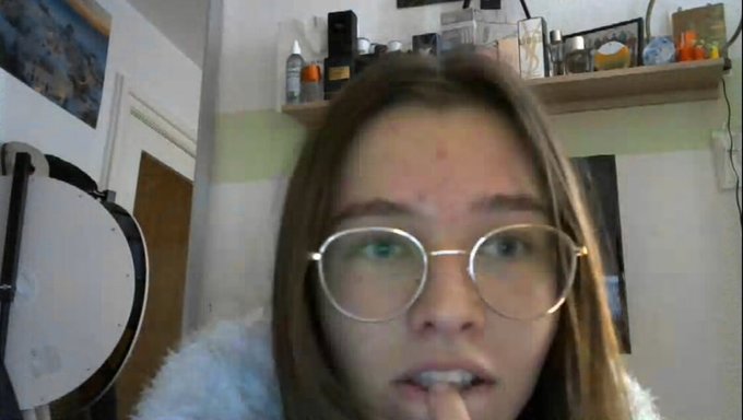 Le Temps De Jeu Solo De La Jeune Allemande Emmi De 18 Ans Avec Ses Petits Seins Et Sa Chatte Serrée