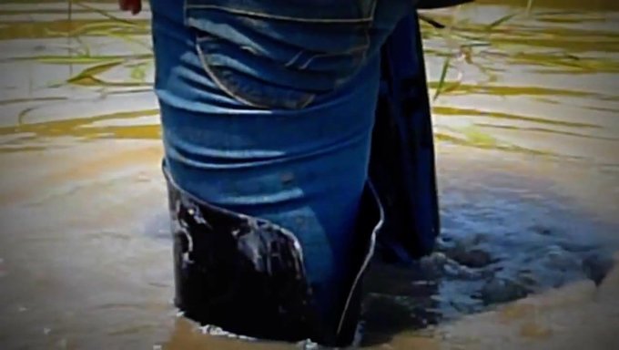Des Bottes Séduisantes Couvertes De Boue Pour Une Expérience Visuelle Sensuelle !