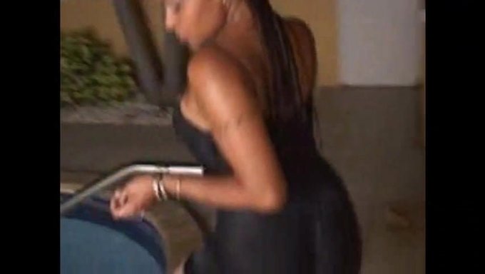 Mannequin Ebony Au Lit: Une Expérience Sensuelle